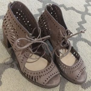 Gray sandals 👡 great condition